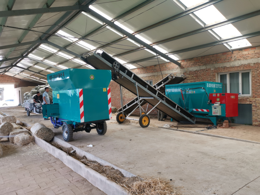 河北客户购买撒料车和饲料大香蕉首页1